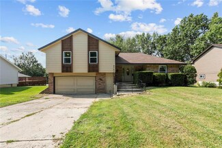 8707 Linda Ln, Pleasant Valley, MO 64068
