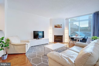 3101 N Hampton Dr Unit 202, Alexandria, VA 22302