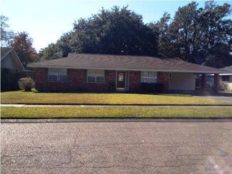324 Elmwood Dr, Lafayette, LA 70503