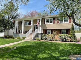 21 Laurel Ct, Paramus, NJ 07652