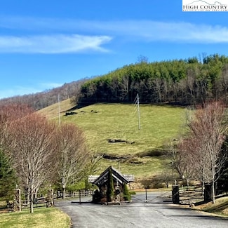 4 Twin Oaks Mountain Blvd, Sparta, NC 28675
