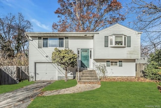 25 Stillwell St, Huntington, NY 11743