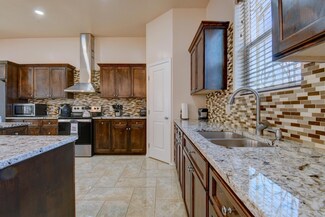 132 Alcazar St NE, Albuquerque, NM 87108