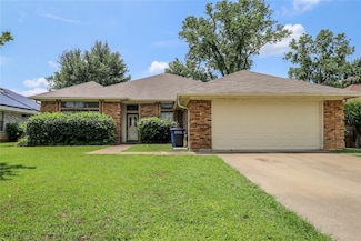 2305 Christopher Ln, Euless, TX 76040