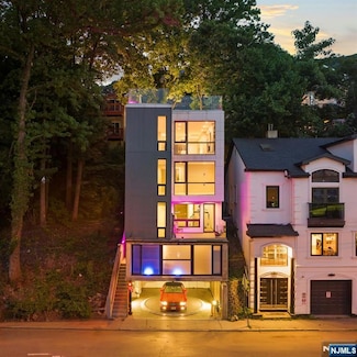 1076 River Rd, Edgewater, NJ 07020