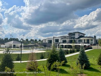 10 Vizcaya Dr, Monroe Township, NJ 08831