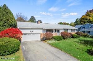 22 Roslyn Dr, Ballston Lake, NY 12019