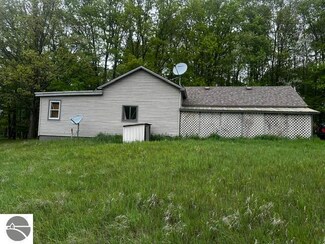 8492 N Sheridan Rd, Edmore, MI 48829