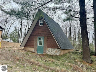 14085 Pointe Rd, Atlanta, MI 49709