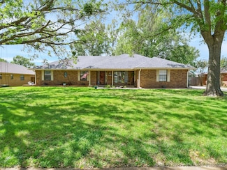 2208 Hickory Dr, Ardmore, OK 73401