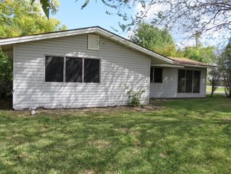 210 Canal St, Port Neches, TX 77651