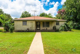 532 E Kempner St, Mabank, TX 75147