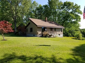 70 Philbrook Ln, Waldoboro, ME 04572