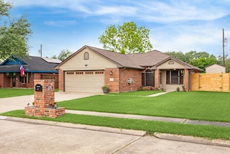 1159 Carey Dr, Angleton, TX 77515
