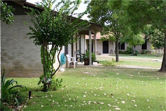 221 Peach St, Luling, TX 78648