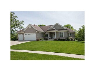 345 Oak Park Dr, Robins, IA 52328