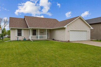 1067 Lyndhurst Dr, Hiawatha, IA 52233
