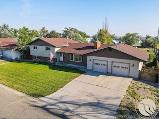 820 1st St S, Hardin, MT 59034