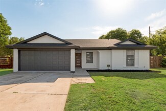 2900 Allen Ct, Arlington, TX 76014