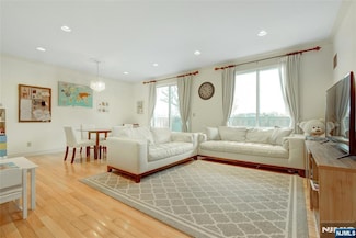 1055 River Rd Unit 11, Edgewater, NJ 07020