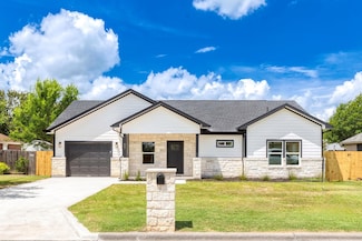 907 Fannin St, Lockhart, TX 78644