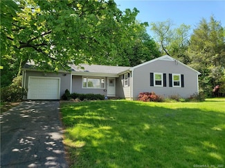 39 Sunrise Ave, Trumbull, CT 06611