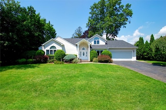 3 Candy Ln, Roslyn Heights, NY 11577