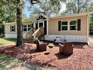 2852 Feral Ln, Caryville, FL 32427