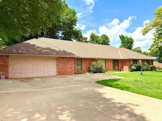 212 Meadowdale Dr, Chickasha, OK 73018