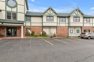 62 South St, Oyster Bay, NY 11771