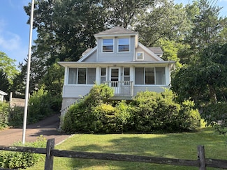 2 Sherwood St, Branford, CT 06405