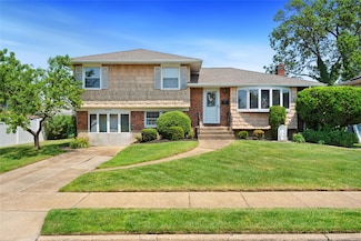 17 Damin Dr, Farmingdale, NY 11735