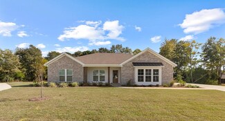 121 Pinewood Ln, Dothan, AL 36305