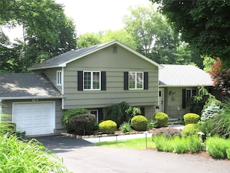 2485 Pine Grove Ct, Yorktown Heights, NY 10598