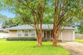 304 Gardenia St, Lake Jackson, TX 77566