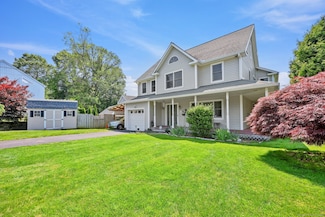 15 Oakledge Cir, Norwalk, CT 06854