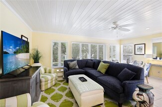 286 4th St S Unit 203, Naples, FL 34102