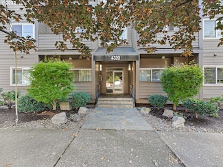 4320 S Corbett Ave Unit 206, Portland, OR 97239
