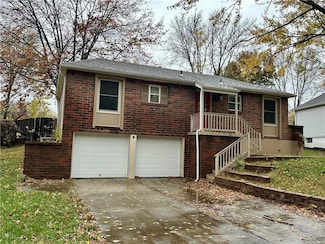 801 NW Camelot Place, Blue Springs, MO 64015