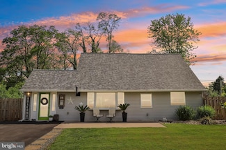 39 Village Ln, Levittown, PA 19054