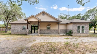 118 County Road 6868 E, Natalia, TX 78059