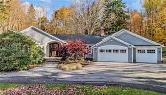 7436 Chagrin Rd, Chagrin Falls, OH 44023