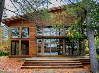 8 Hillcrest Ln, Saratoga Springs, NY 12866