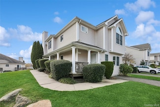 706 Willow Pond Dr, Riverhead, NY 11901