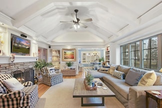 642 Agaming Rd, Fontana, WI 53125