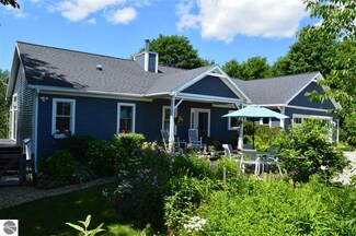 11766 E Tatch Rd, Northport, MI 49670