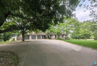 1228 S Stoney Pointe Ct, Sioux Falls, SD 57106