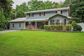 2 Harbor Cir, Centerport, NY 11721