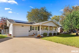 1105 N Manning Dr, Chillicothe, IL 61523