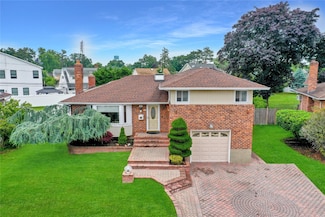 90 Stephen St, Levittown, NY 11756
